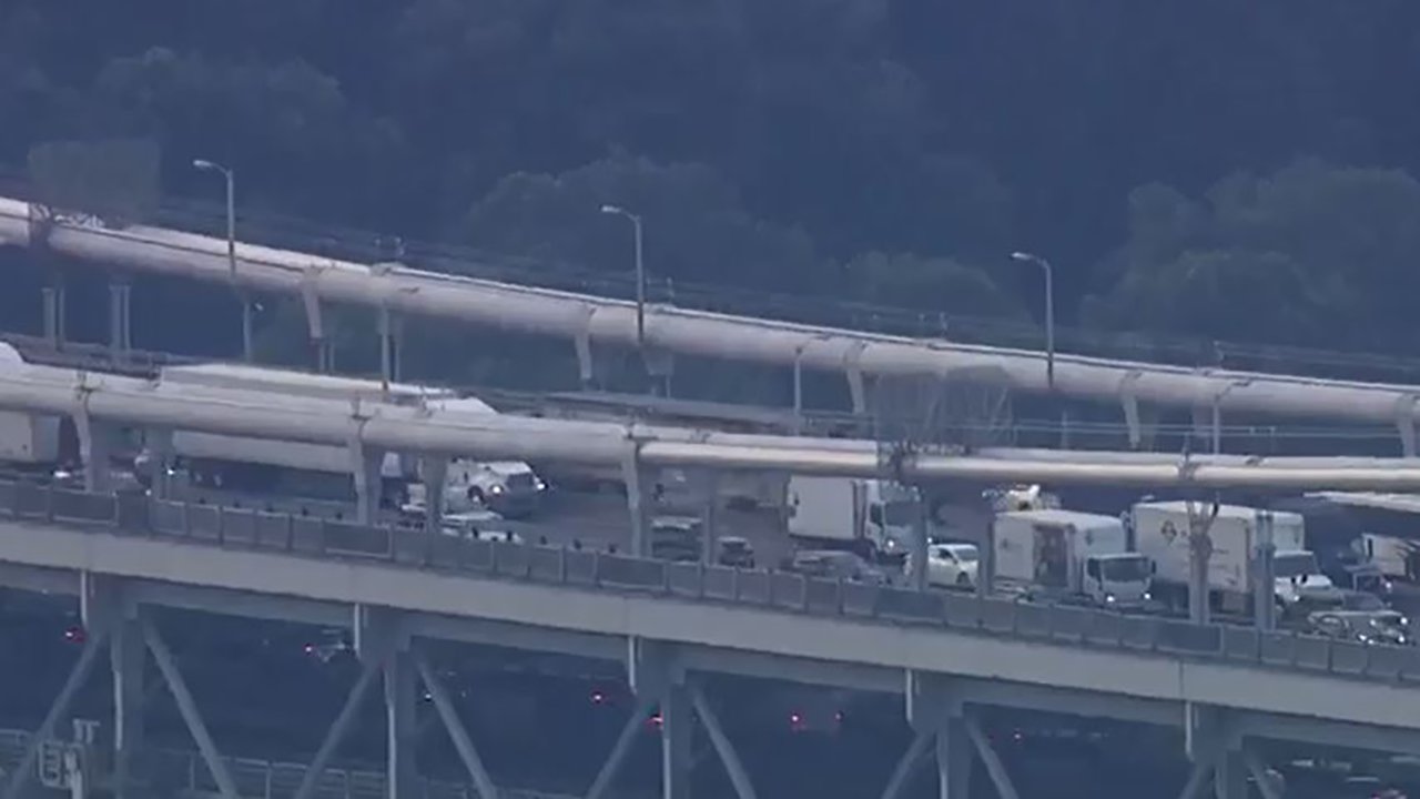 Motorcycle wreck backs up GWB