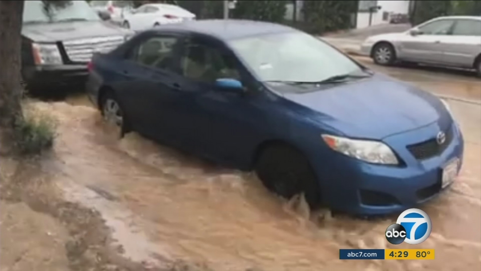 Hollywood water main break triggers street flooding - ABC7 Los Angeles