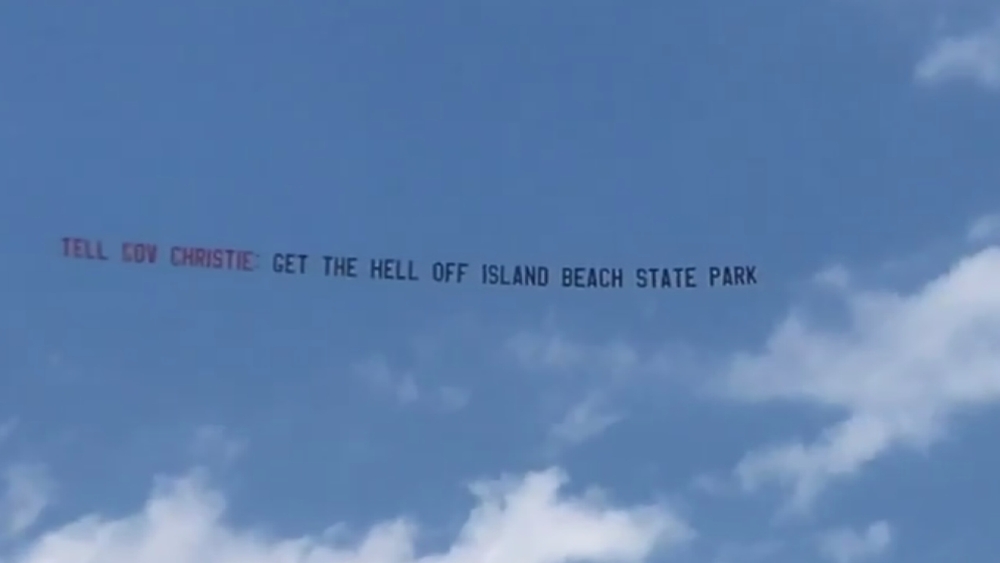 Raw video: Banner flown for Gov. Chris Christie