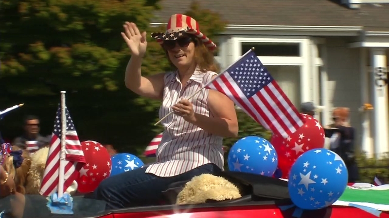 Spectators celebrate Fourth of July at 3milelong Alameda parade