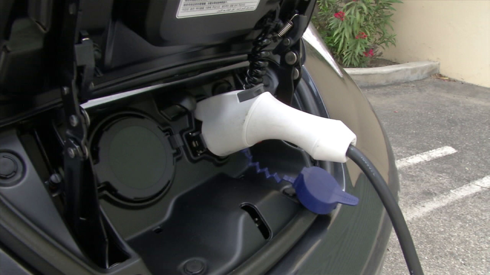 Electric plugin cars going farther, easier to charge ABC7