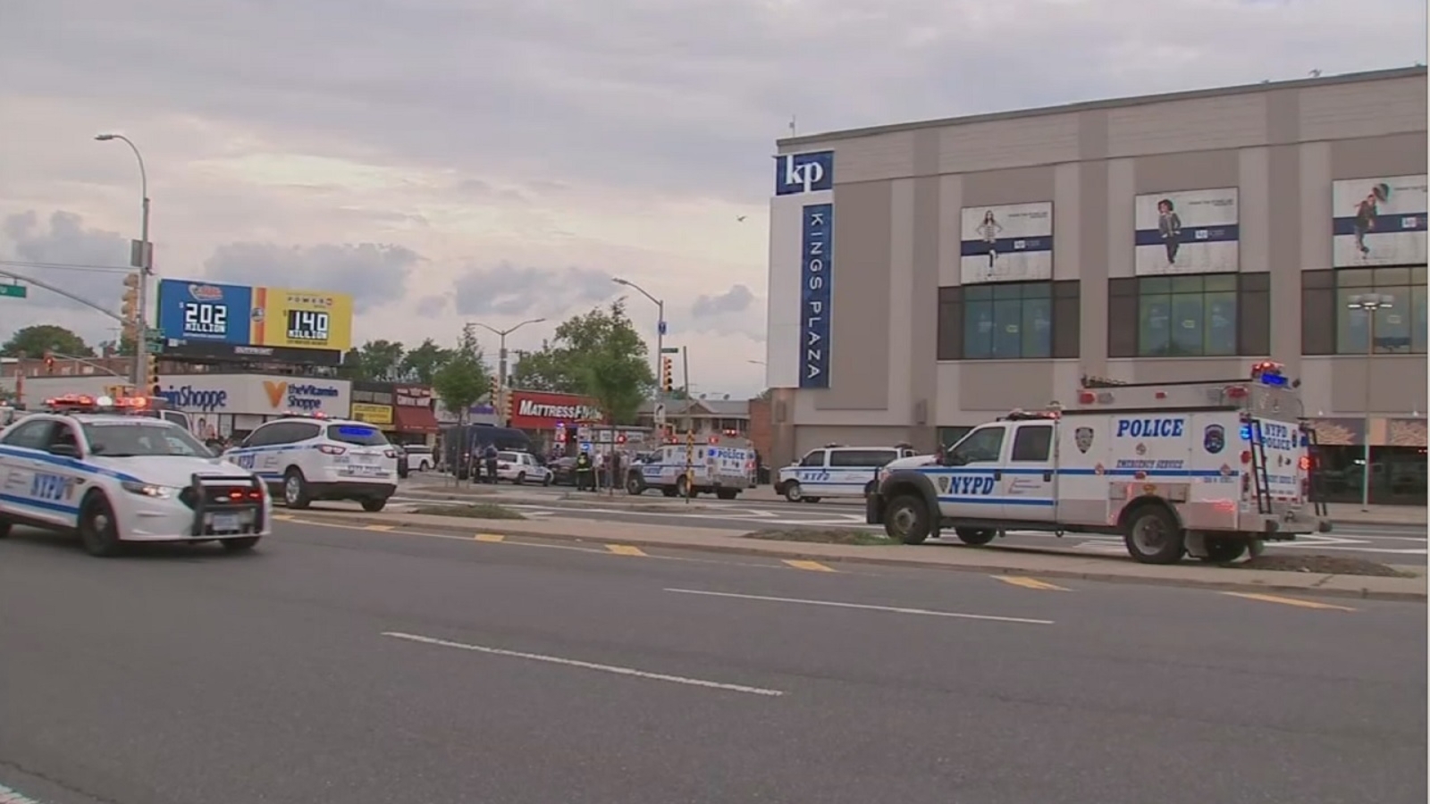 2 teens arrested after shots fired inside Kings Plaza mall in Brooklyn -  ABC7 New York