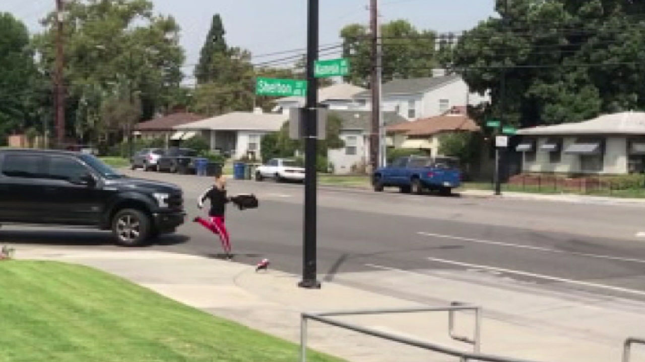 VIDEO: Truck strikes alleged thief in Burbank - ABC7 Los Angeles