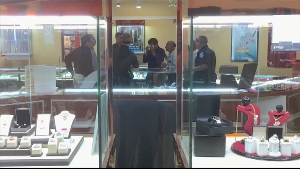 Robbers storm jewelry story at Somersville Towne Center, employee injured 