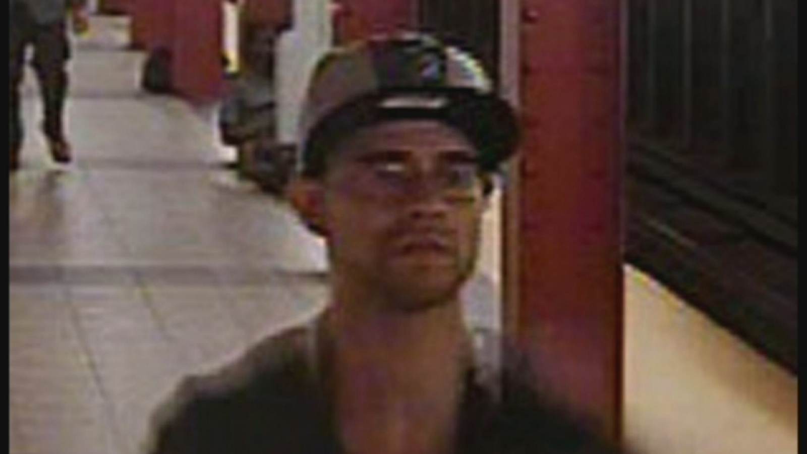 Suspect sought in Manhattan subway slashing at 34th/8th - ABC7 New York