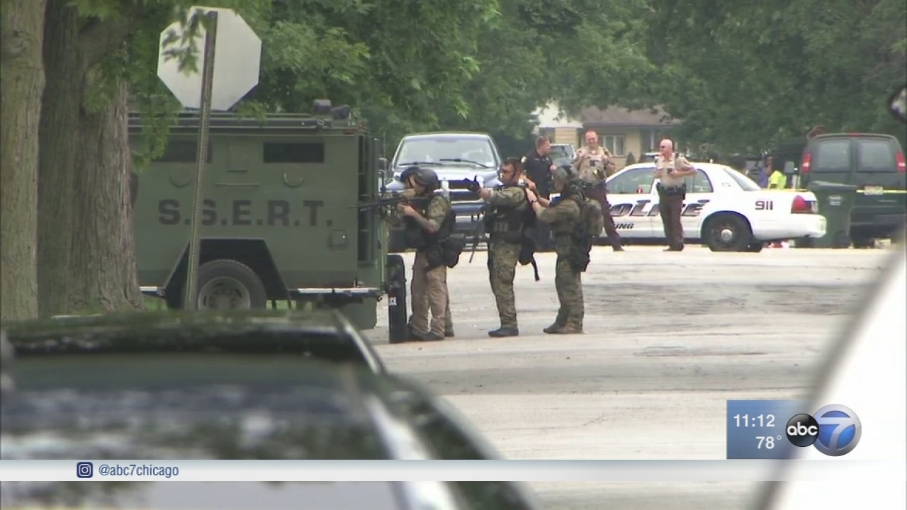 Dolton barricade situation ends, robbery and shooting suspect still at large