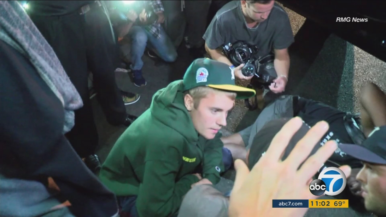 Bieber strikes paparazzo with pickup in Beverly Hills