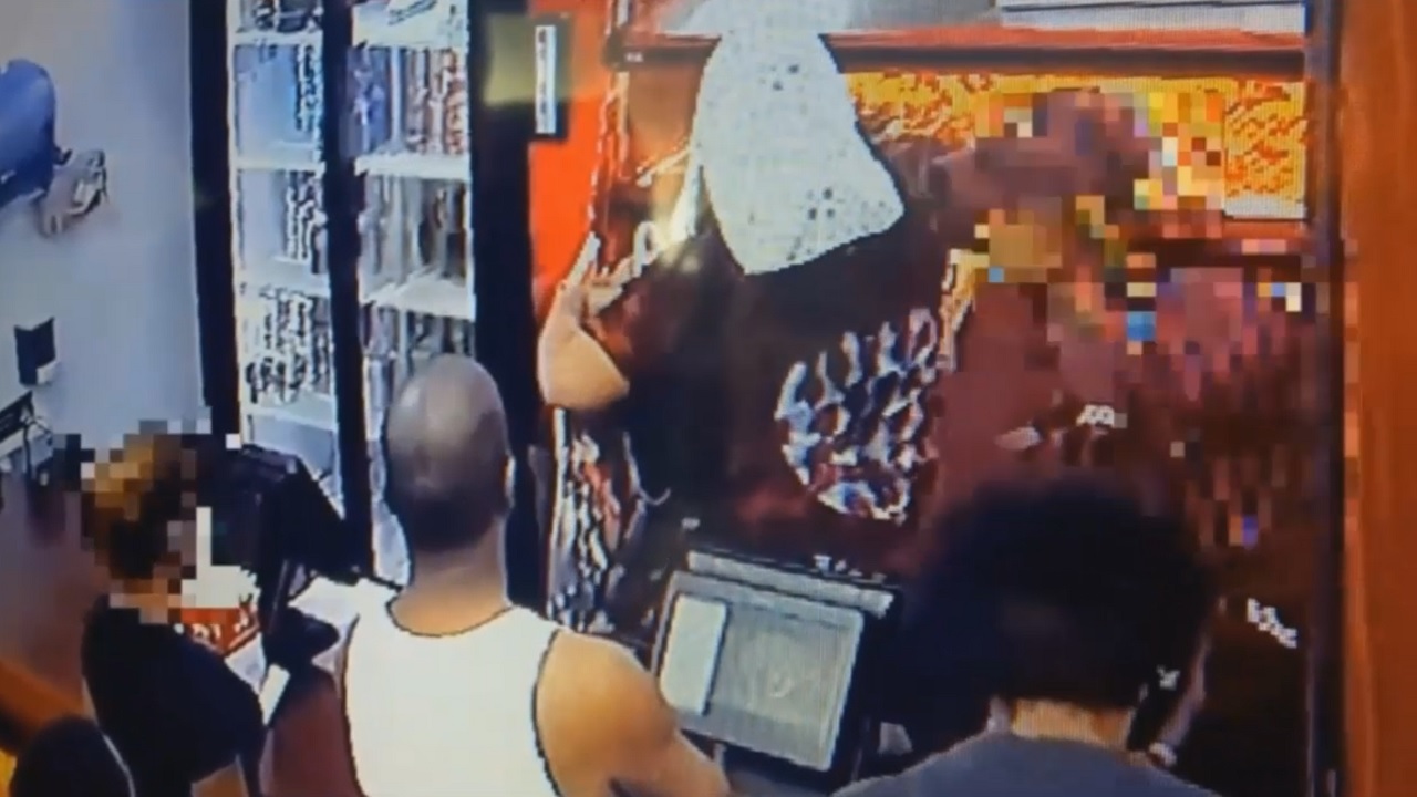 Police: Man steals chicken, biscuits from Bronx restaurant