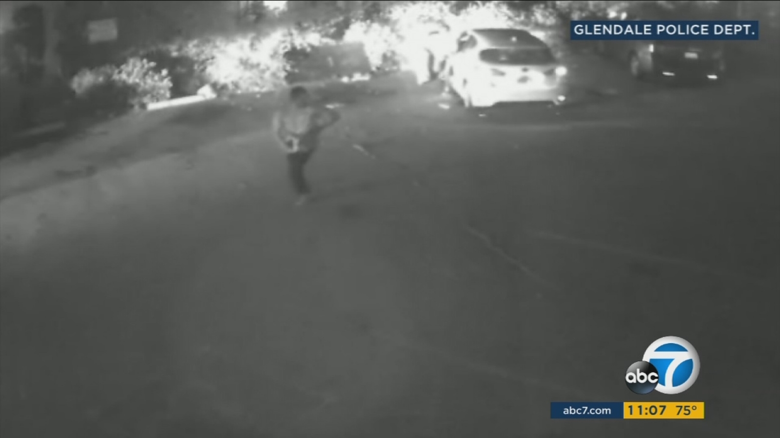 Video Glendale Armed Robber Caught On Camera Sought By Police Abc7 Los Angeles