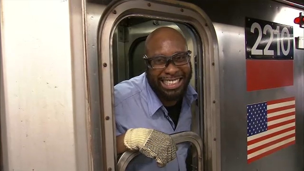 Rapping subway conductor brings smiles to commuters' faces
