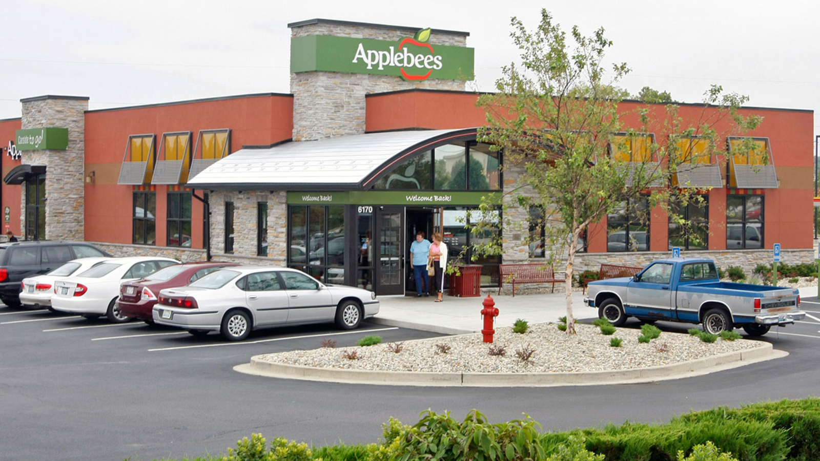 Applebee's shuttering up to 135 restaurants, Glendalebased parent