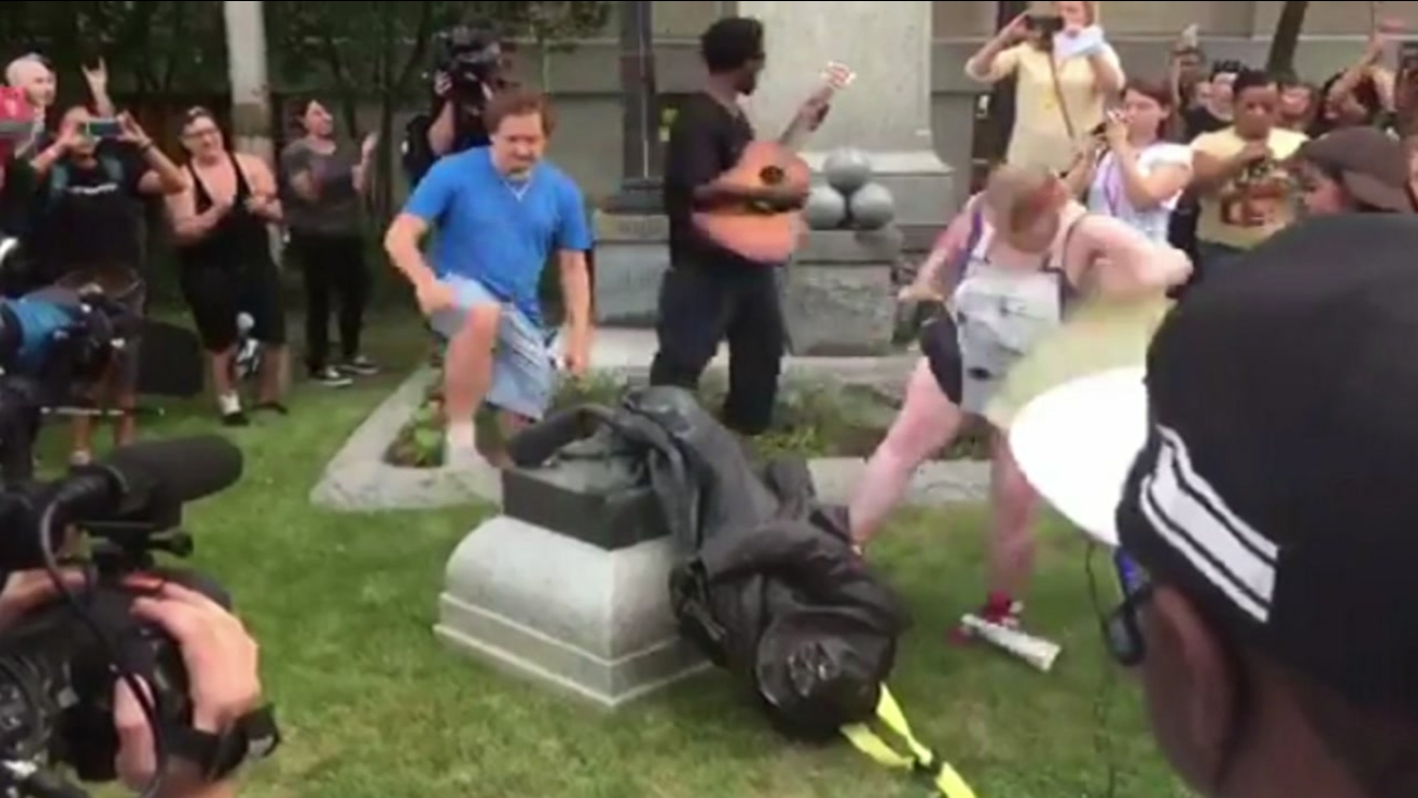 Protesters tear down Confederate statue