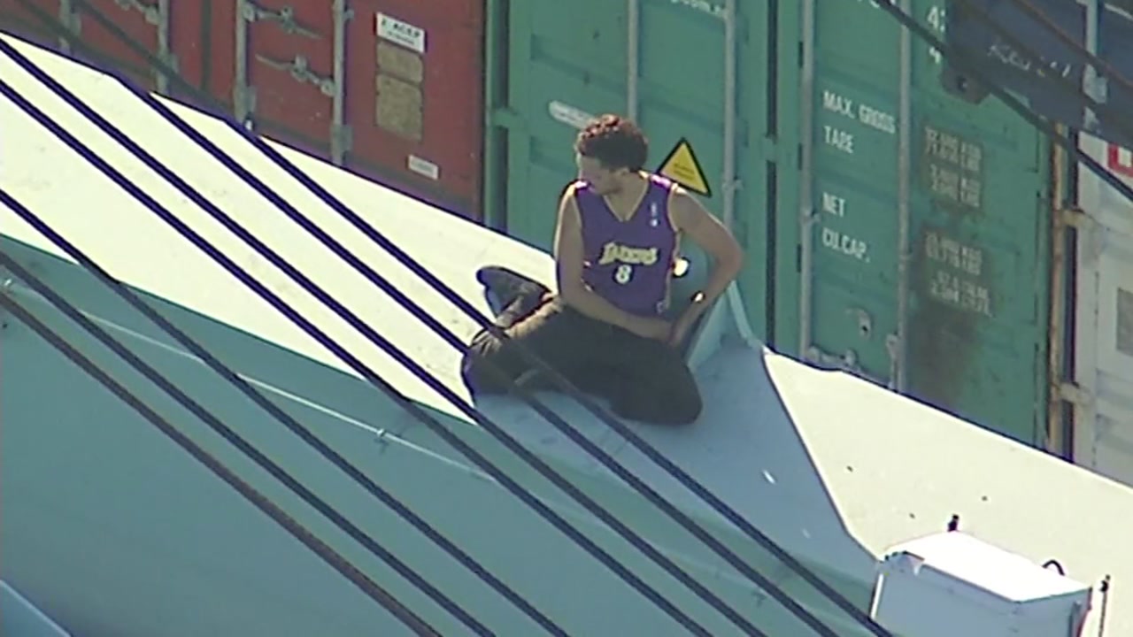 Chase suspect climbs hundreds of feet up crane 