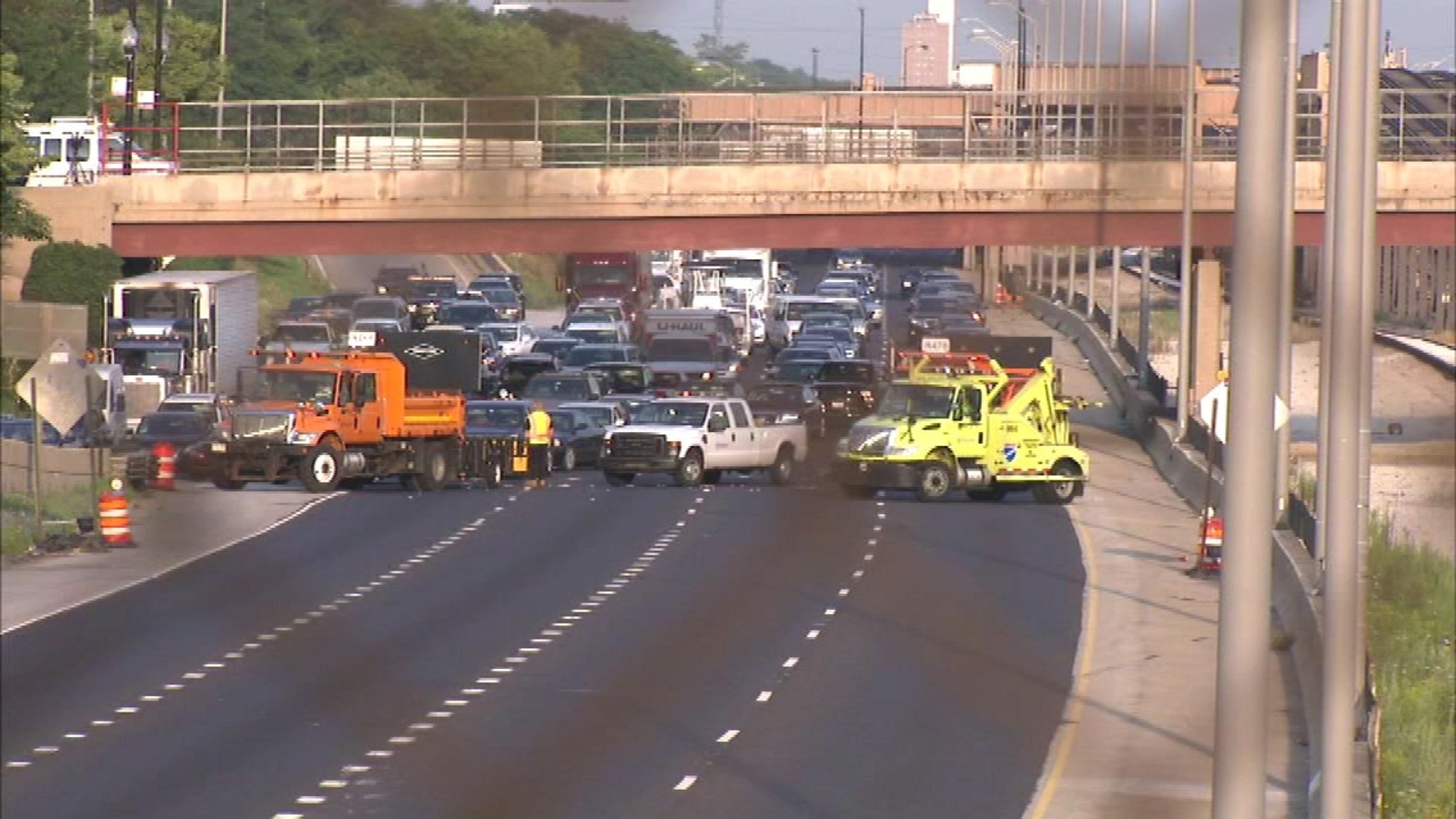 Police investigate shooting on Eisenhower Expressway - ABC7 Chicago