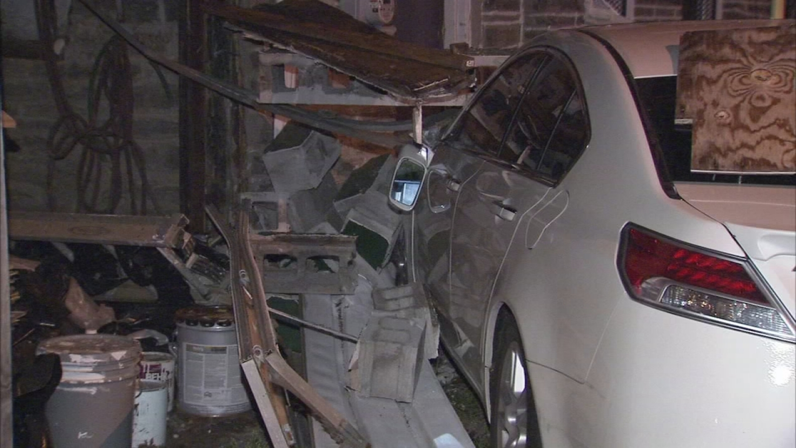 2 wounded after shooting, chase and crash in Germantown section of