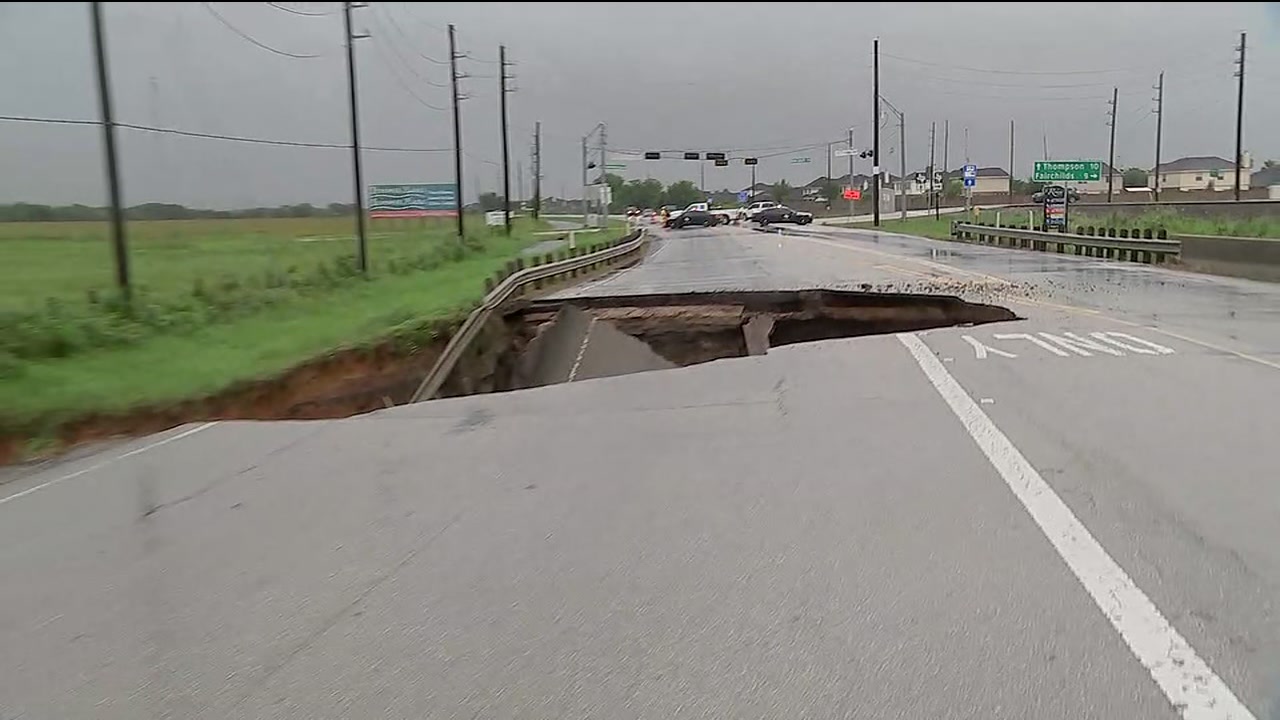 Massive sinkhole forms in Rosenberg - ABC13 Houston