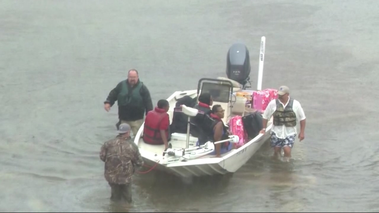 Texas neighborhoods come together to fight Harvey flooding