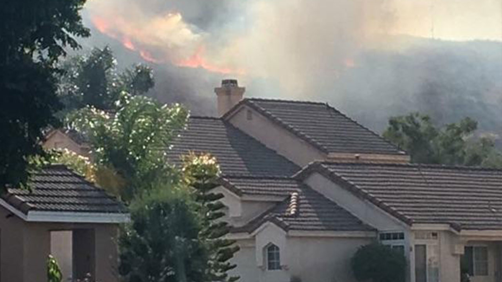 Brush fire threatening homes in Fontana neighborhood - ABC7 Los Angeles