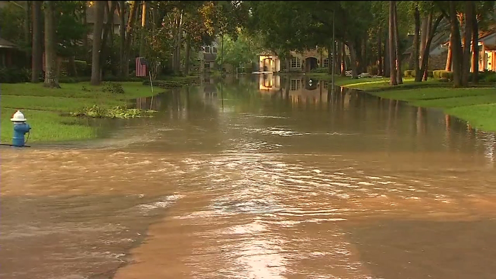 Power cut to flooded homes in evacuation zone