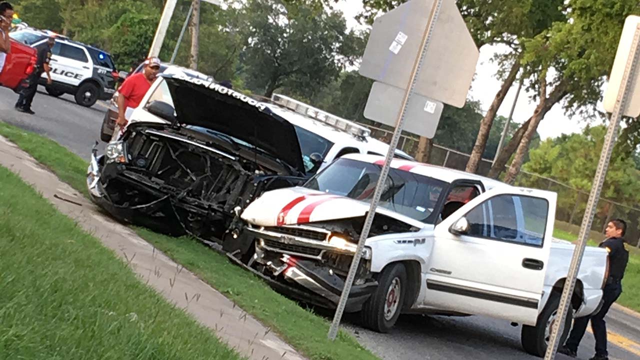 Two HPD officers involved in car accident in SE Houston