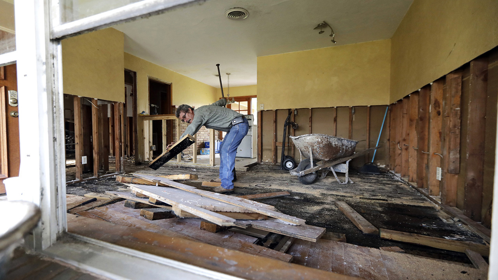 Tips for safely preventing mold growth in your home following Hurricane