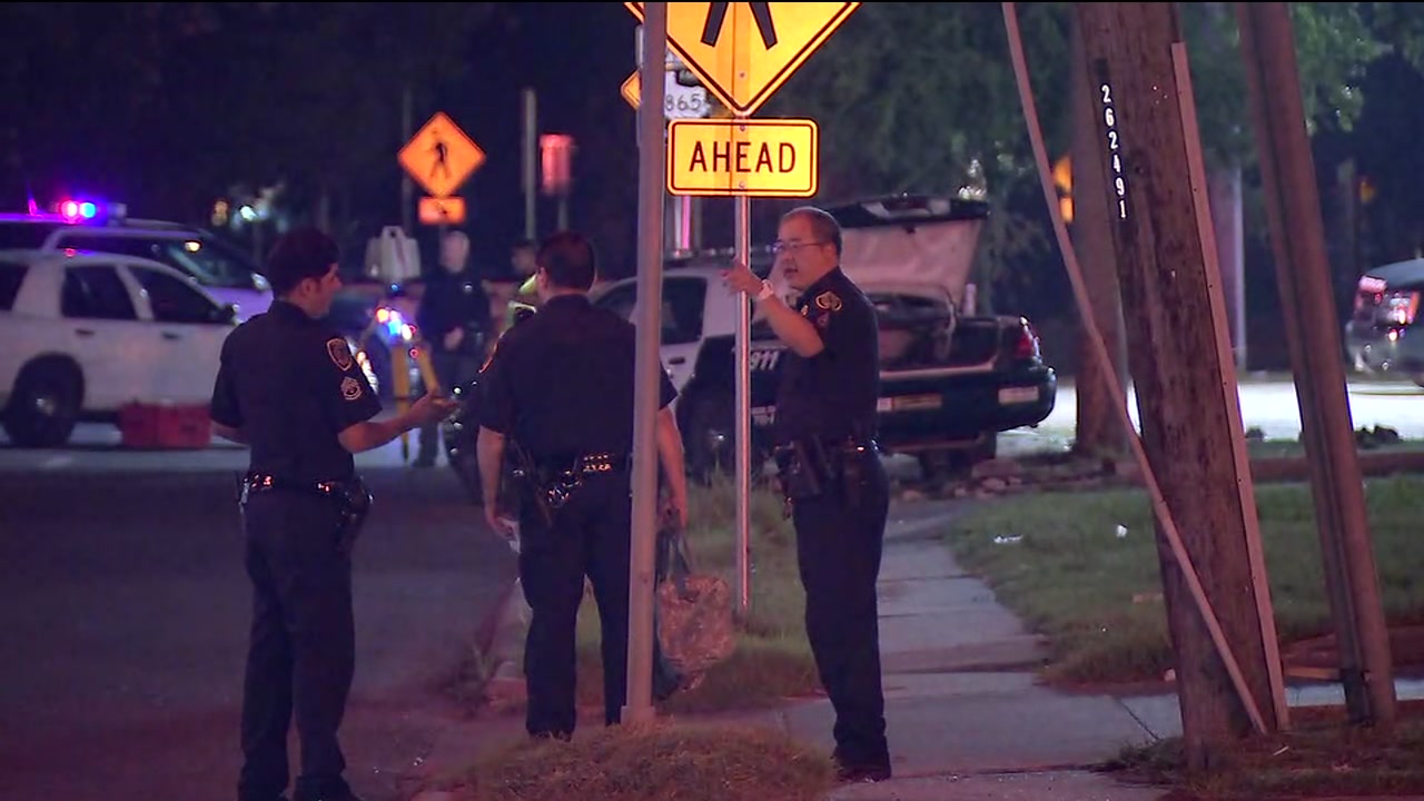 Houston officer involved in crash in SE Houston