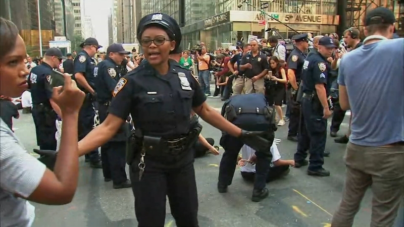 Raw Video 34 Arrested At Daca Protest Sit In Outside Trump Tower Abc7 New York