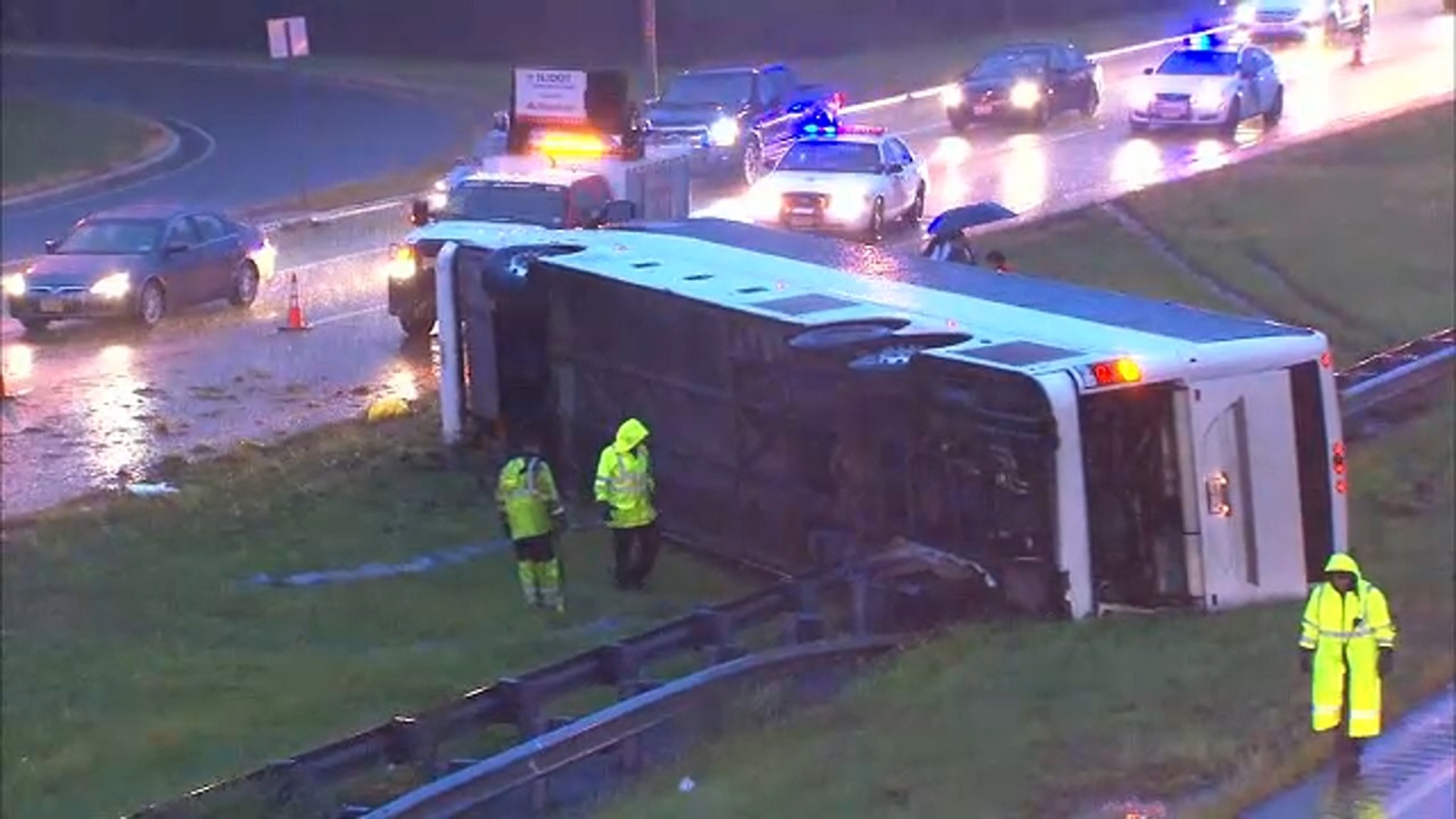 2 injured when bus crashes into median, flips over in Roseland, New