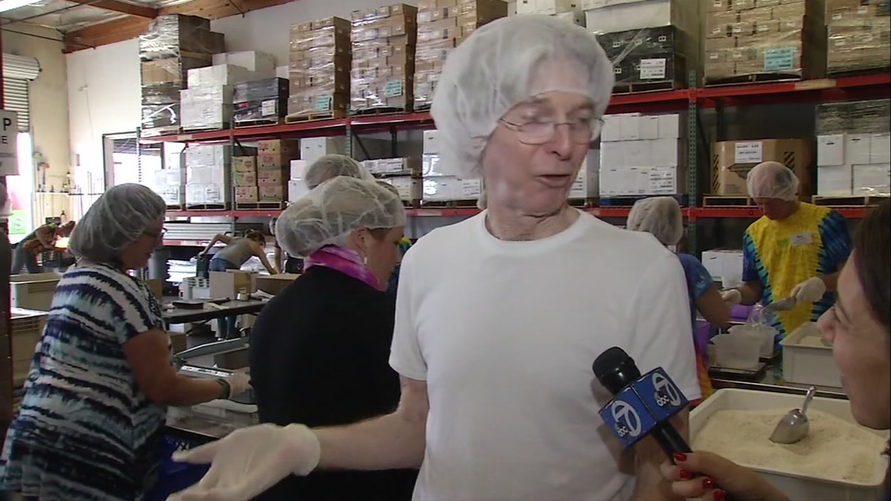 Grateful Dead legend Phil Lesh volunteers at SF Marin Food Bank
