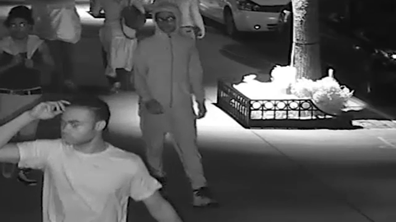 Police looking for suspects who threatened, robbed man on Upper West ...