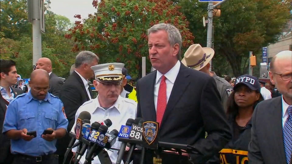Mayor de Blasio visits bus accident site