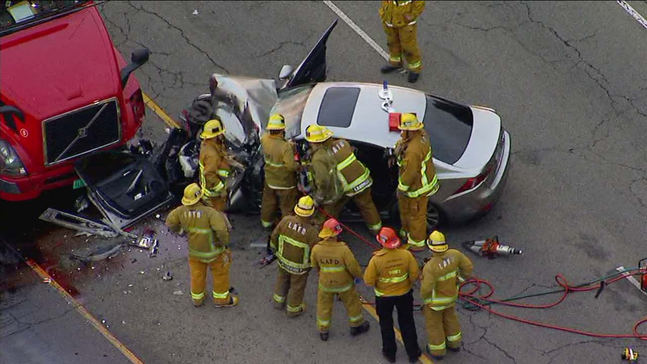 1 killed, 1 critically hurt in Northridge crash involving big rig