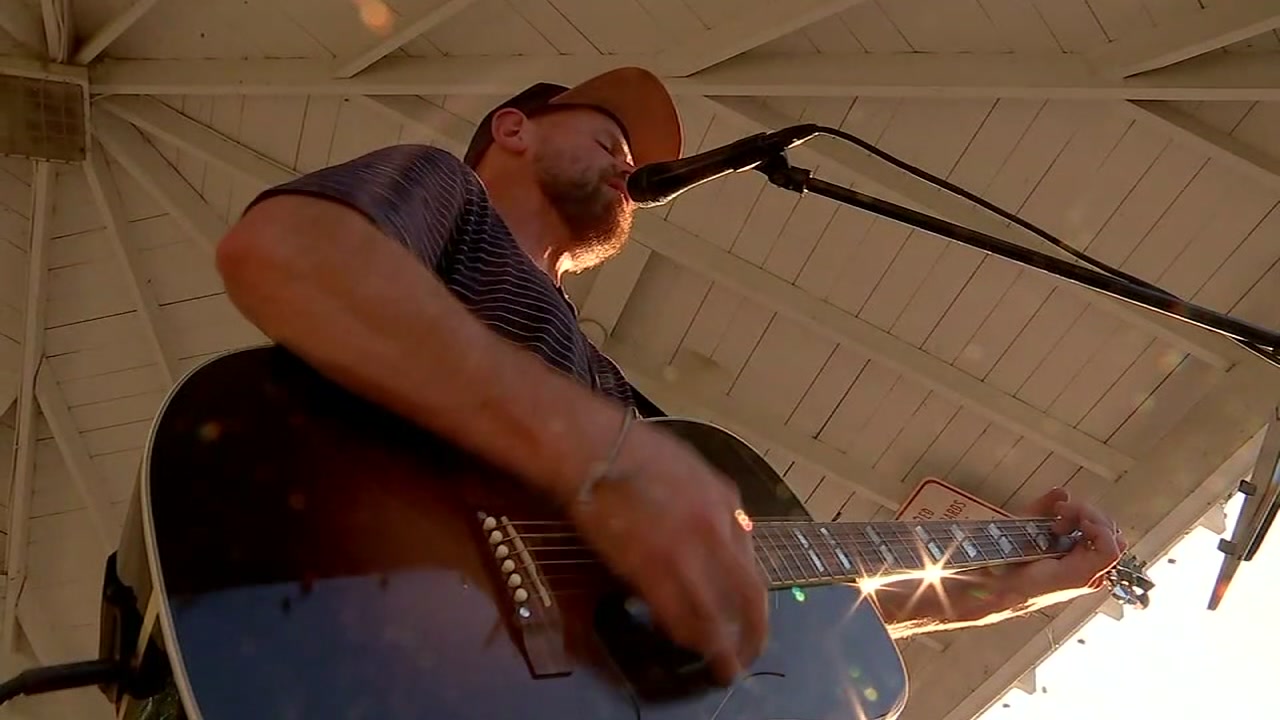 Harvey viral musician gives emotional performance
