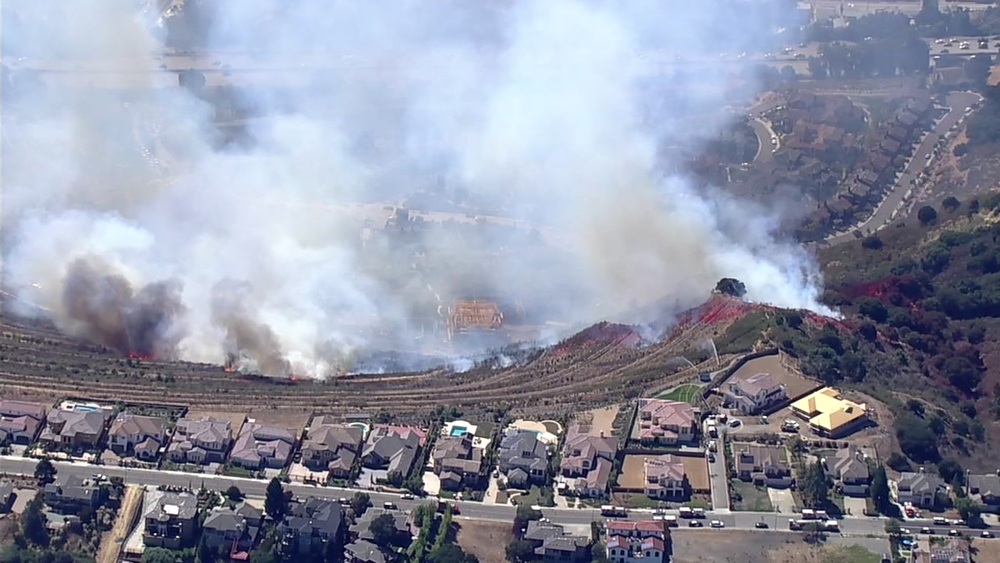 VIDEO: Fast-moving fire threatens dozens of homes in Oakland Hills