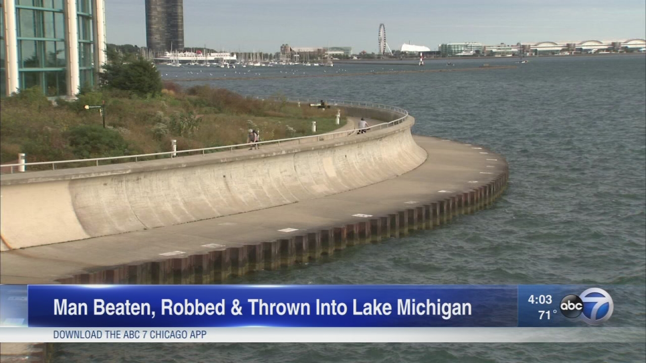 Man mugged near Shedd, pushed into Lake Michigan