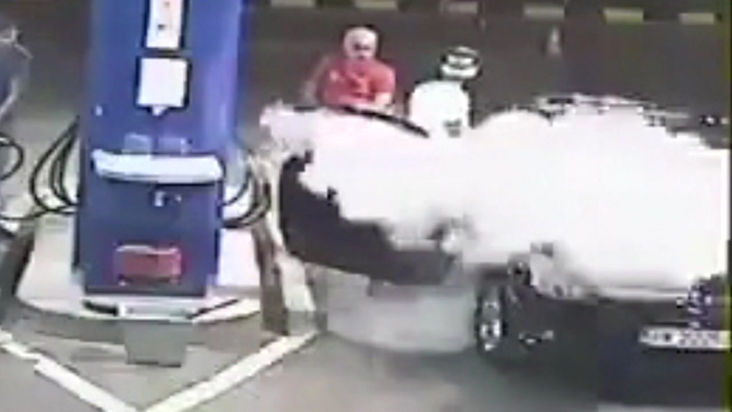 Gas station attendant sprays extinguisher on stubborn smoker