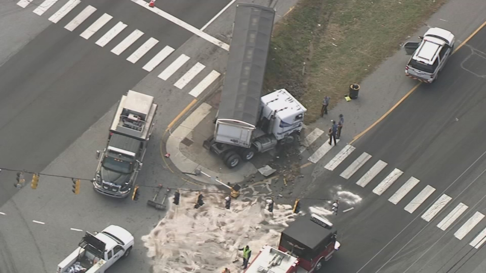 Crews clean oil spill after tractor trailer crash in New Castle - 6abc ...