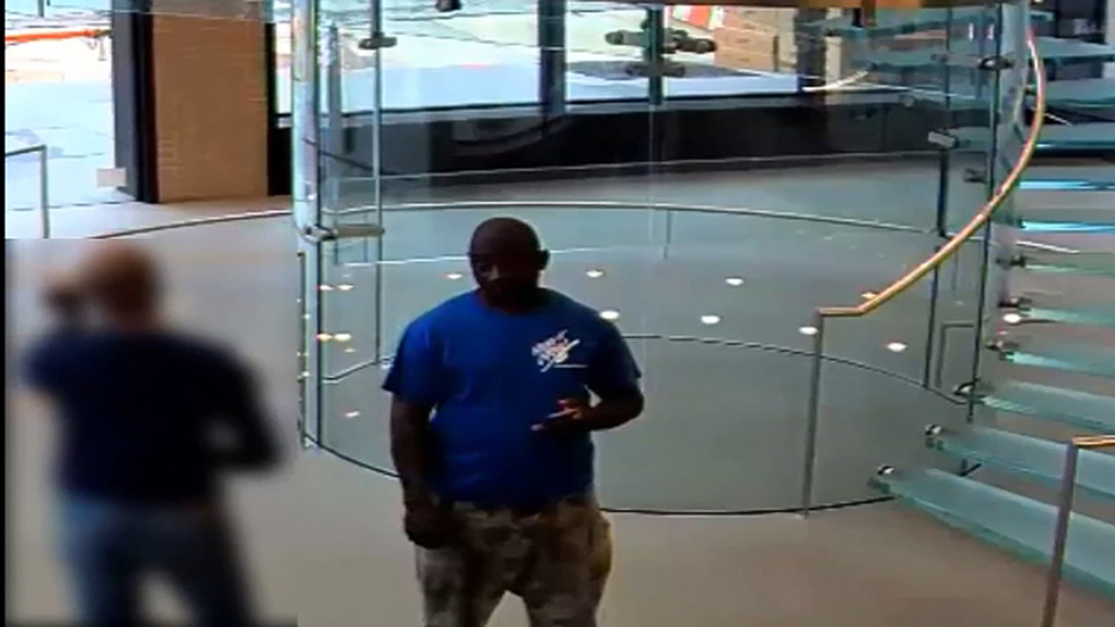 Man posing as messenger steals $58,000 worth of iPhones from Apple ...