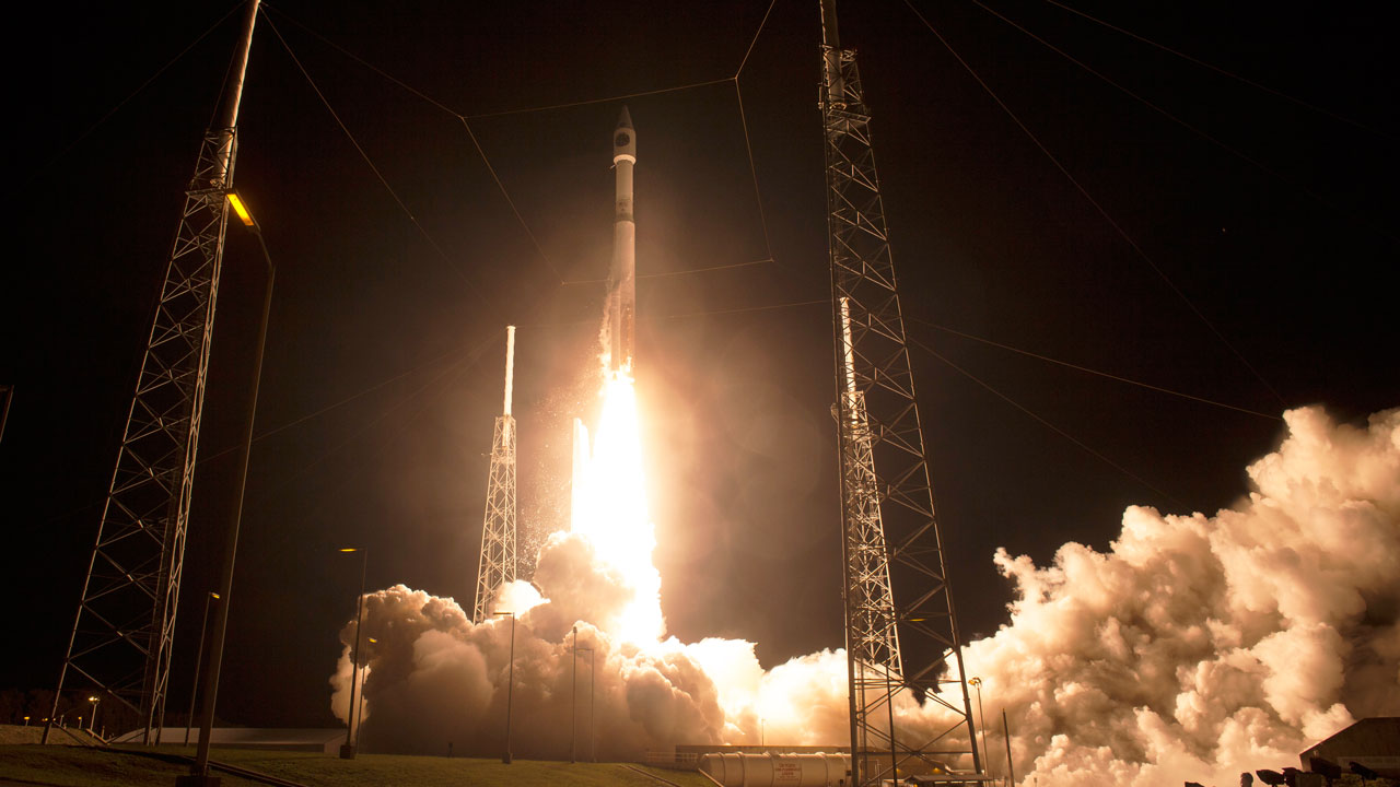 Atlas V rocket blasts off with secret spy satellite 