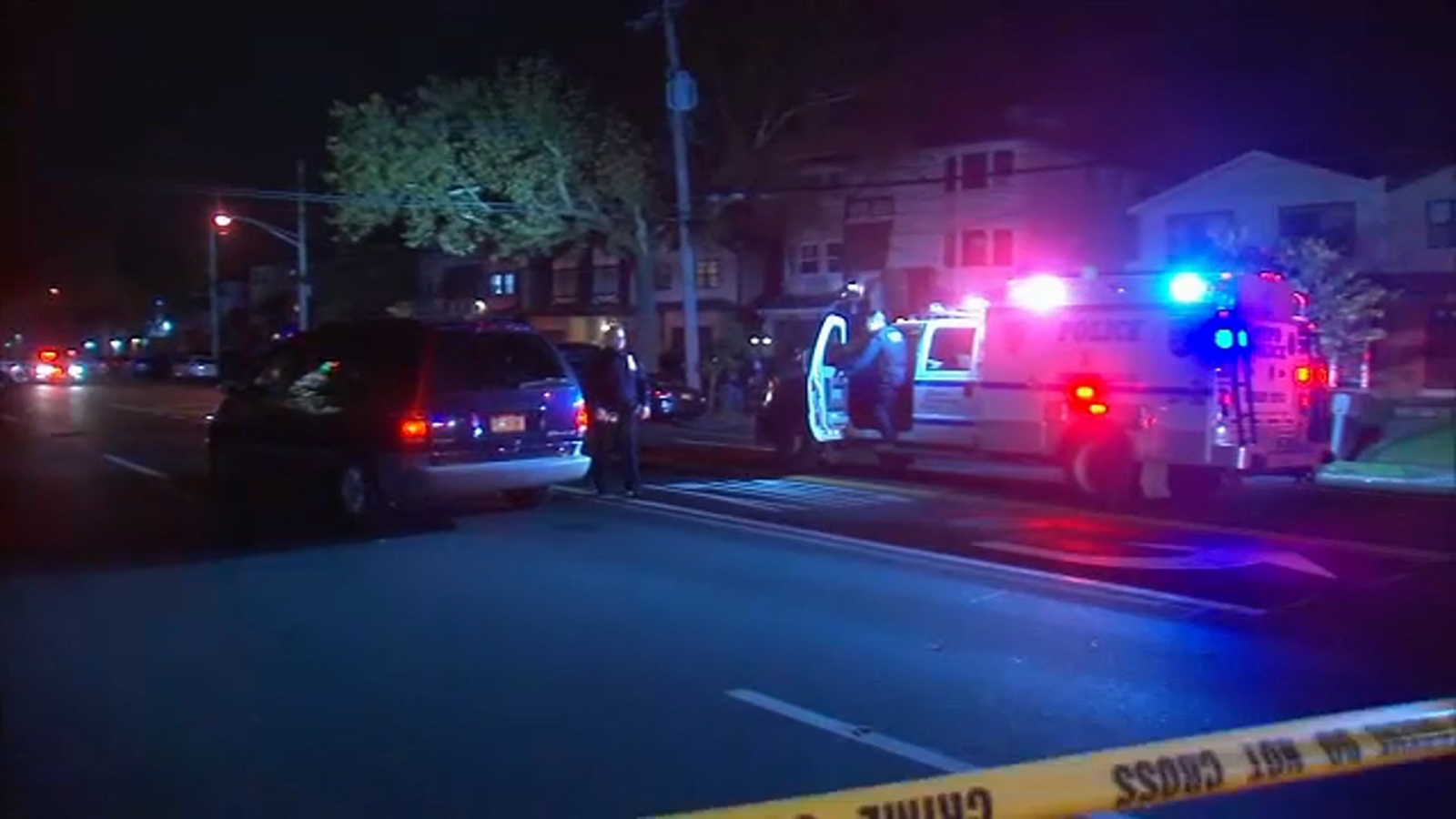 NYPD detective struck by minivan while investigating stabbing on Staten