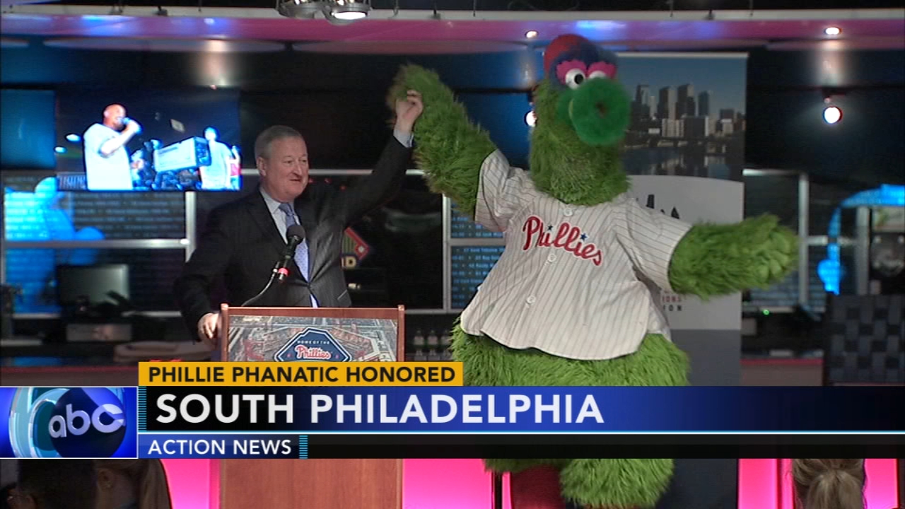 Phillie Phanatic receives Gold Medal Award