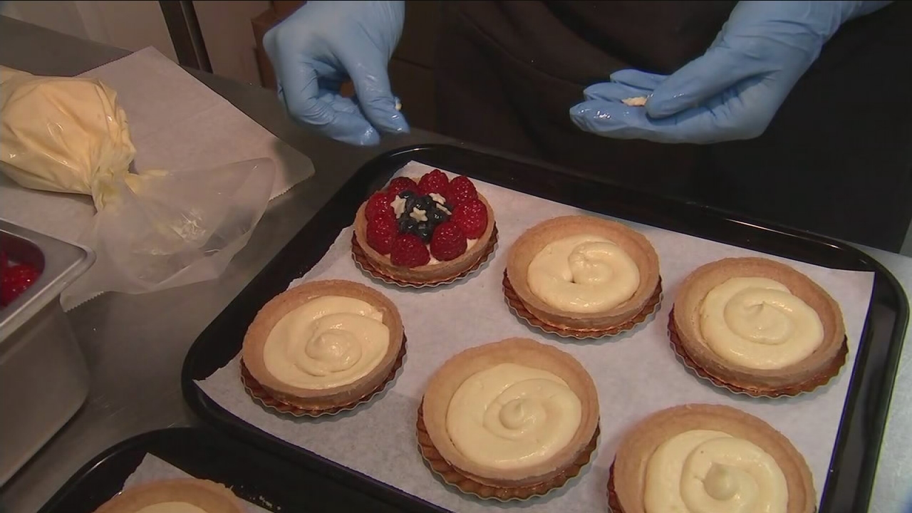 Porto's Bakery gives away free pastries to veterans 