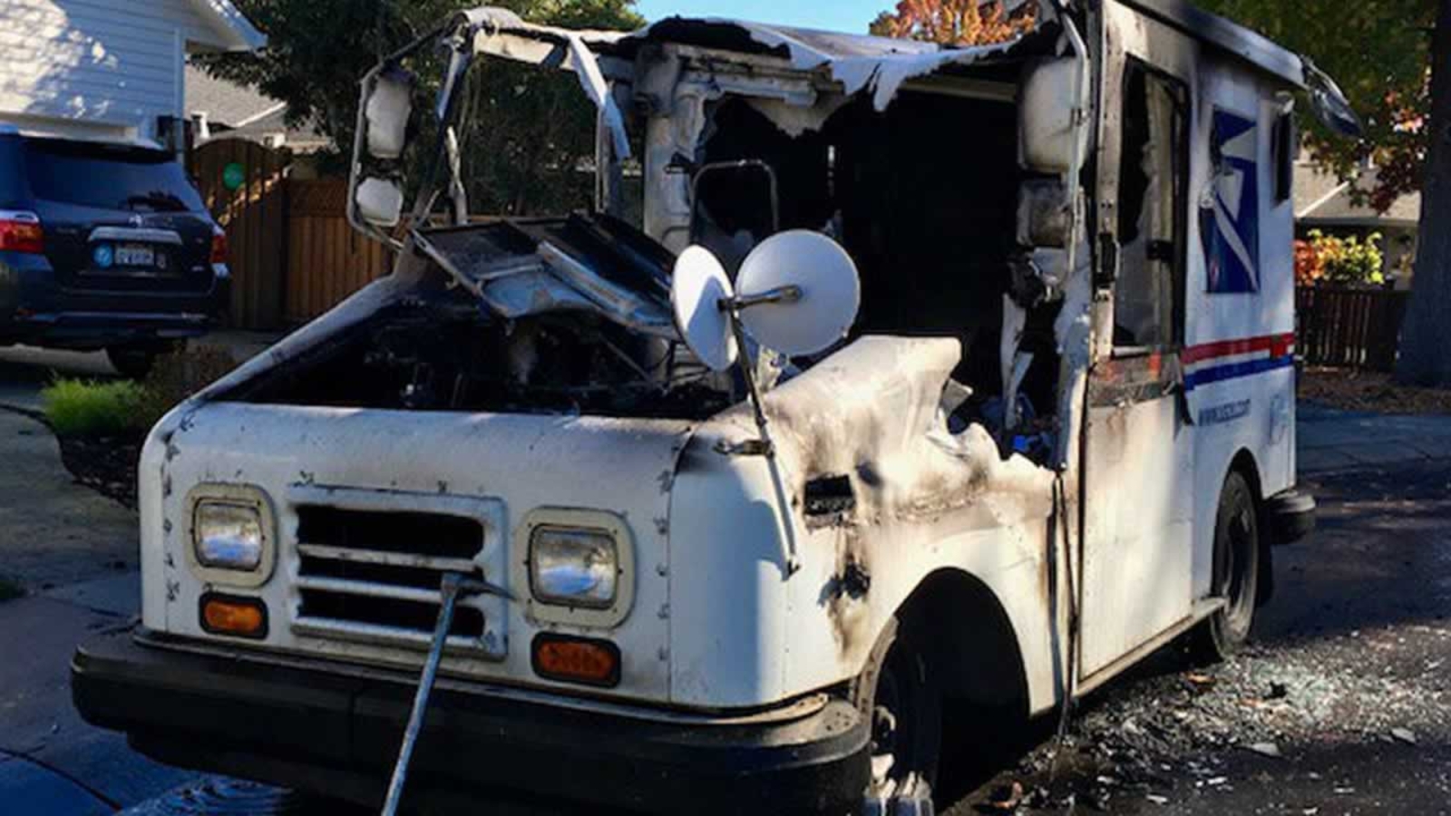 USPS vehicle catches fire in Menlo Park destroying mail - ABC7 San ...