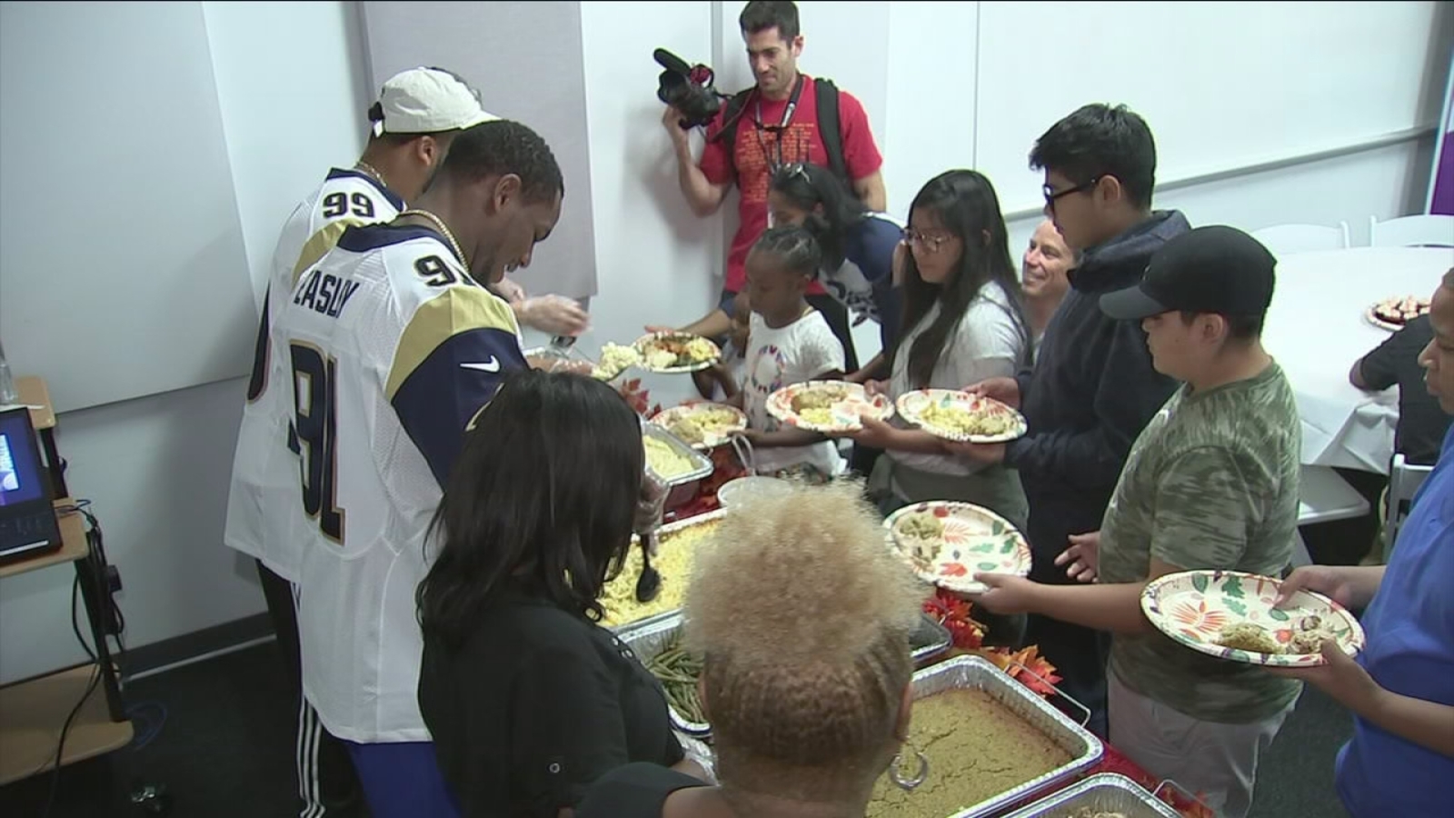 Rams serve Thanksgiving dinners to families in need ABC7 Los Angeles