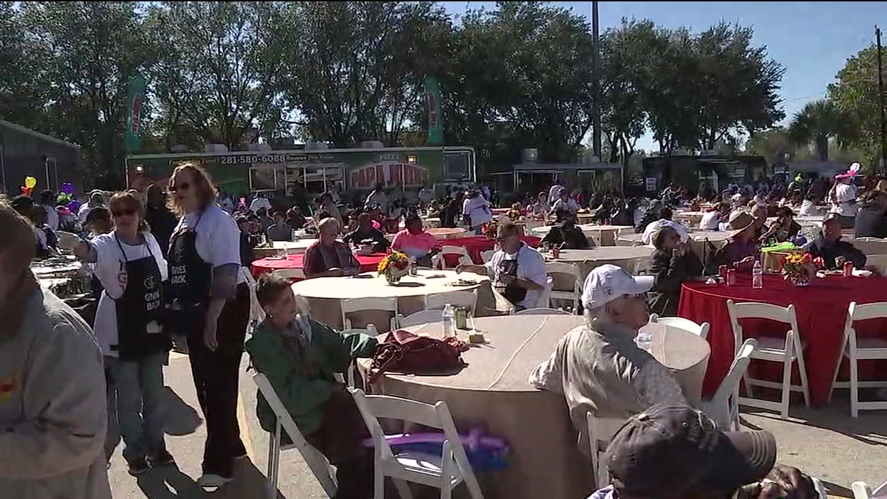 'Mattress Mack' hosts big Thanksgiving feast