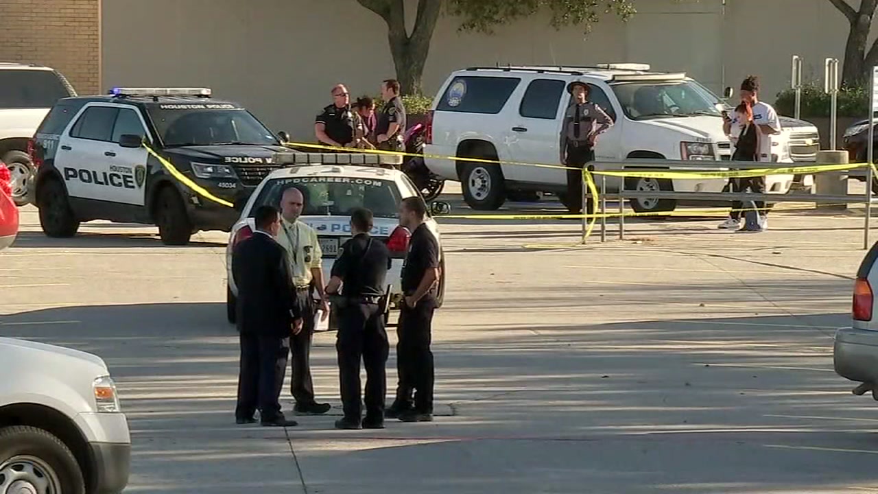 2 injured in shooting and stabbing outside Willowbrook Mall