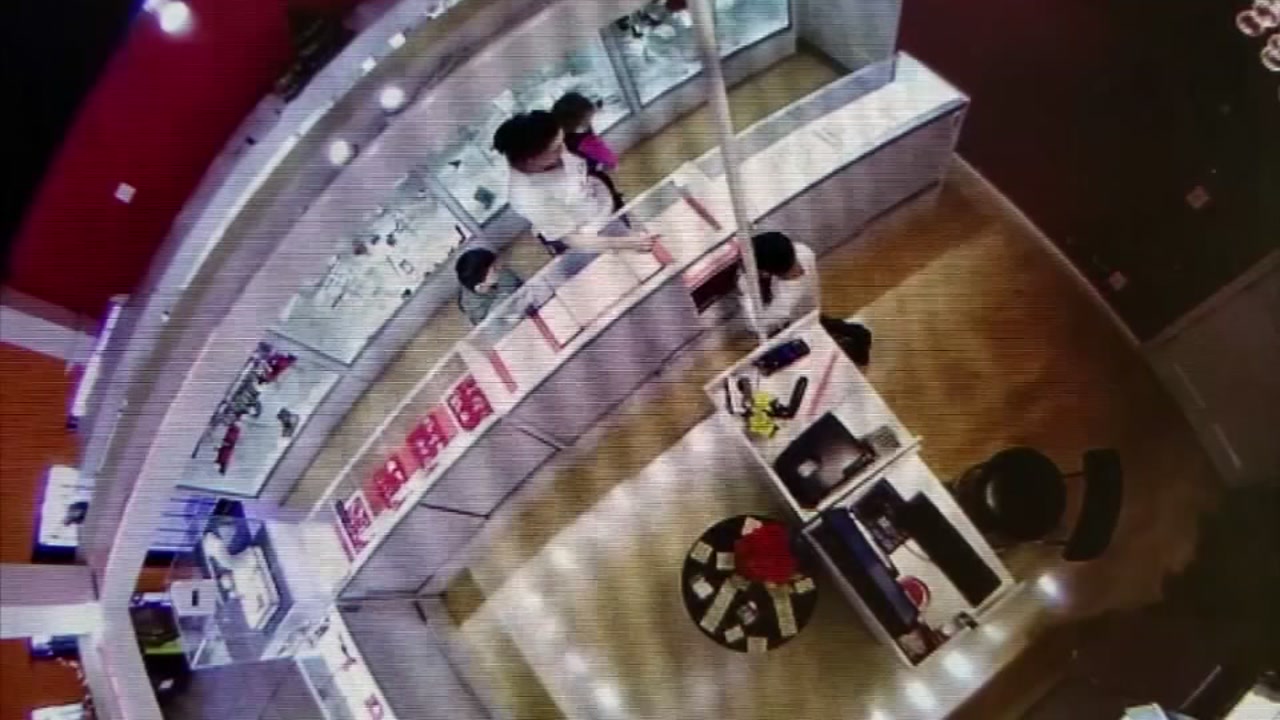Woman accused of using kids to steal jewelry