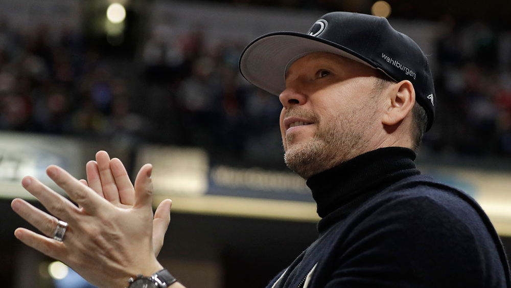 Donnie Wahlberg leaves massive Waffle House tip