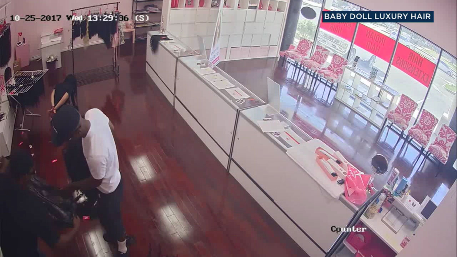 Robbers make off with thousands of dollars in hair extensions at