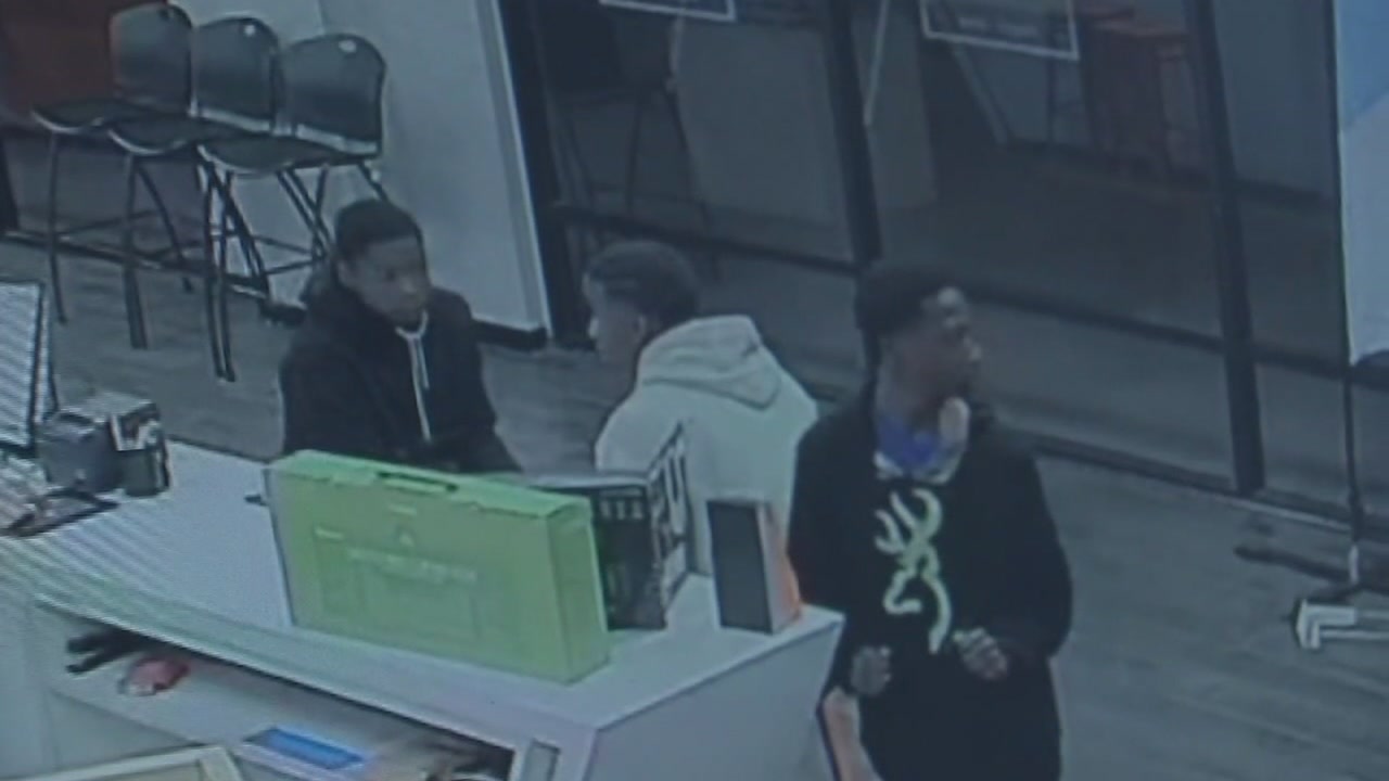 Teens wanted after robbing Boost Mobile store